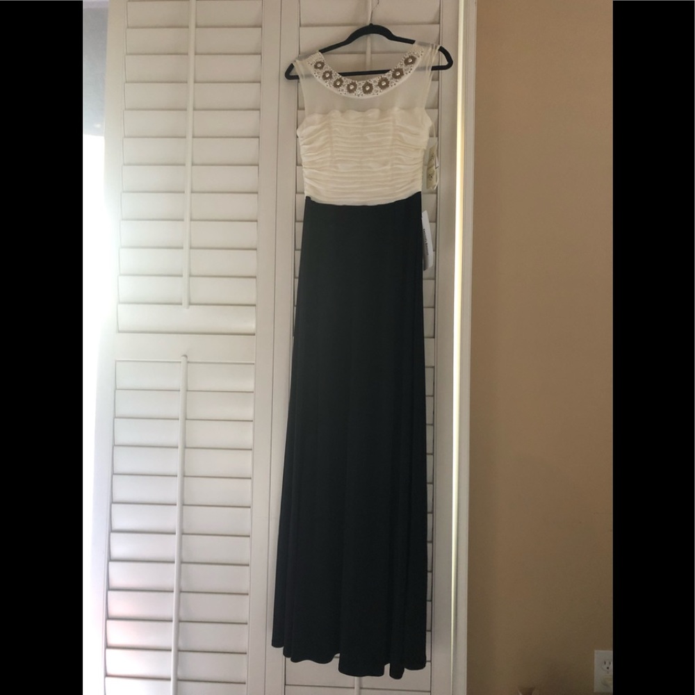 Long sleeveless black and white dress NWT